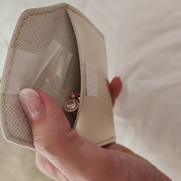 NWT Stunning Genevive Rose Gold Faux Diamond Filagree Studs - Picture 6 of 6